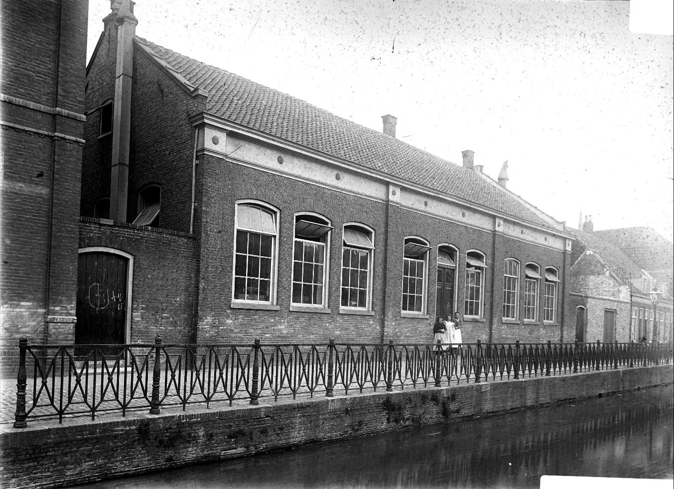 1890 plm Chistelijke basisschool, Uiterstegracht 132.jpg